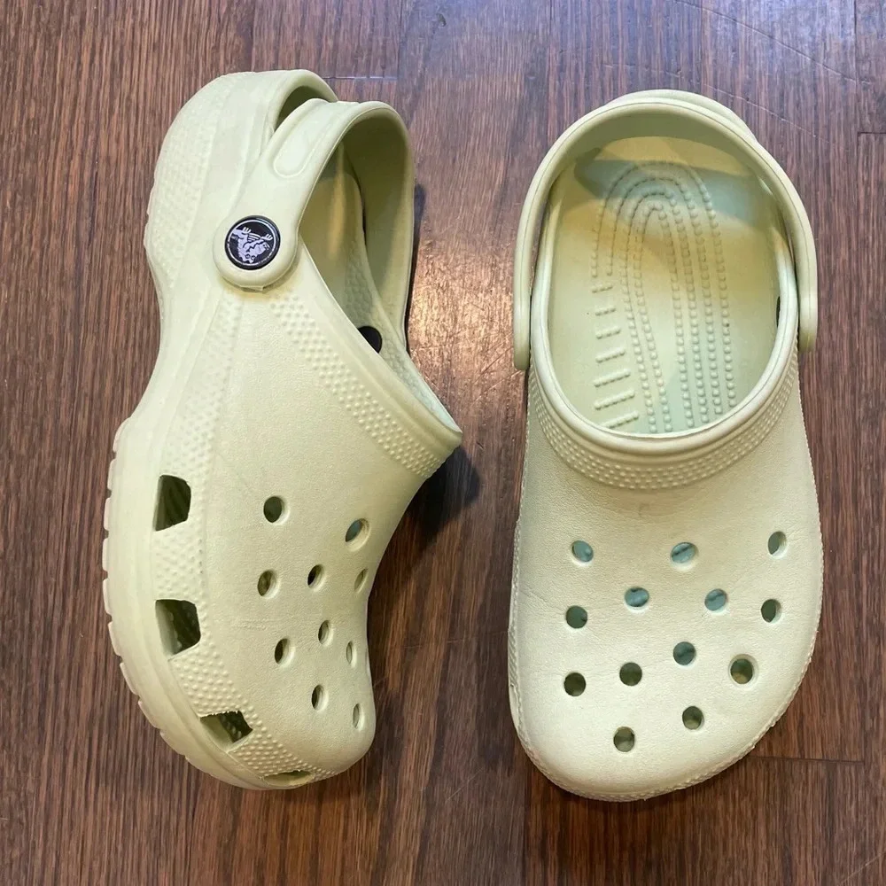 Crocs Classic Clogs Unisex Light Pastel Green Junior Size 2